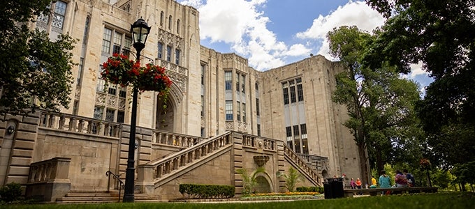 fountain and steps outside Cathedral of learning