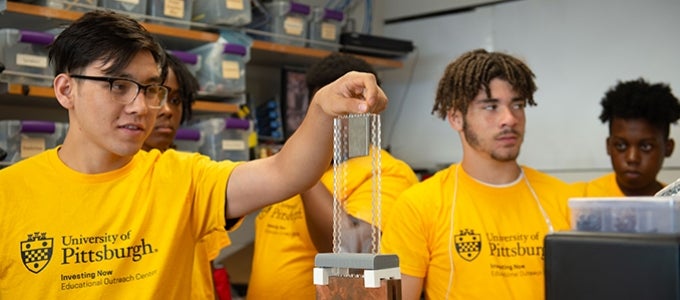 Students participate in the Invesnting Now summer engineering pre-collegiate program. 