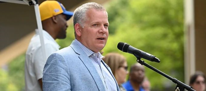 Provost McCarthy welcomes new grad students to campus at orientation picnic